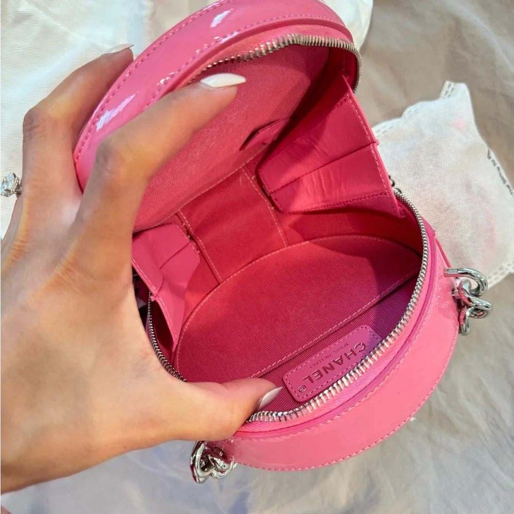 Authentic Chanel round a world bag in great condition - Picture 12 of 16